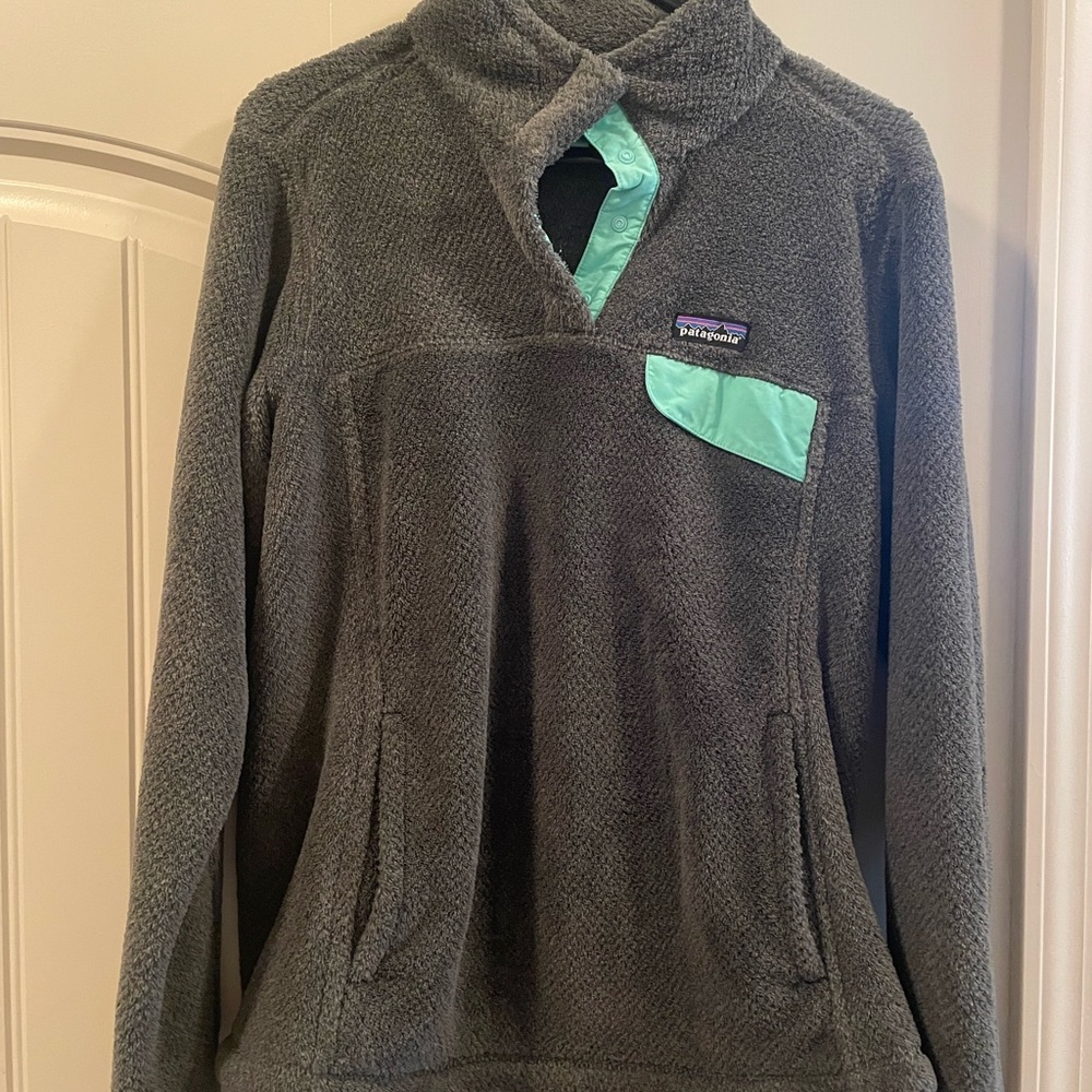 Dark gray Patagonia pullover